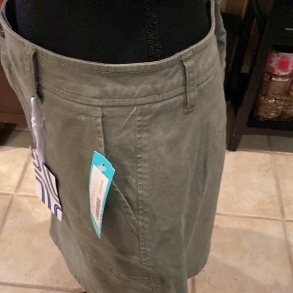 NWT 18” skirt DS-3 - Picture 2 of 7